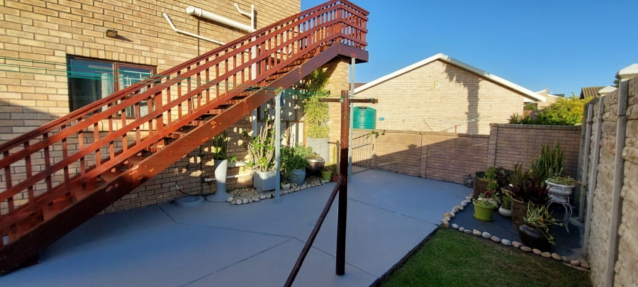 5 Bedroom Property for Sale in Wavecrest Eastern Cape